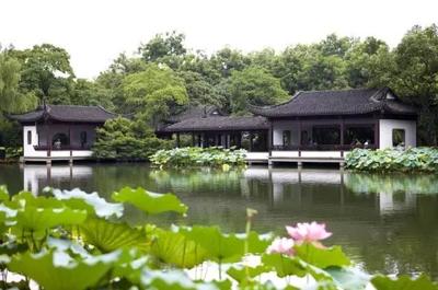 国有景区门票降价释放旅游红利，杭城风光更添经济魅力